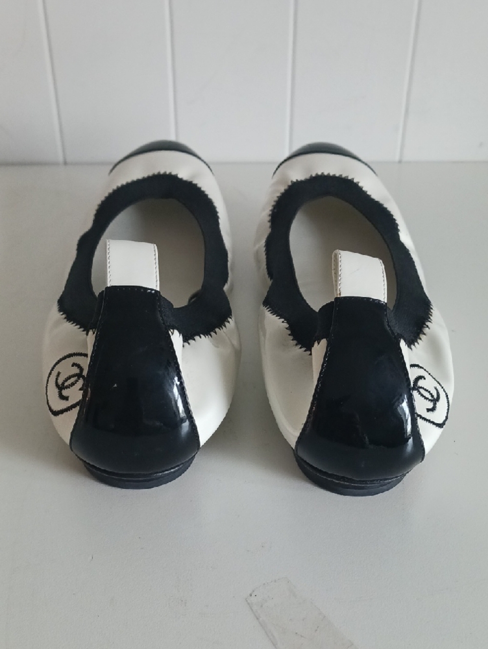 CHANEL NEW WHITE/ BLK PATENT BALLET FLATS. - Picture 7 of 9